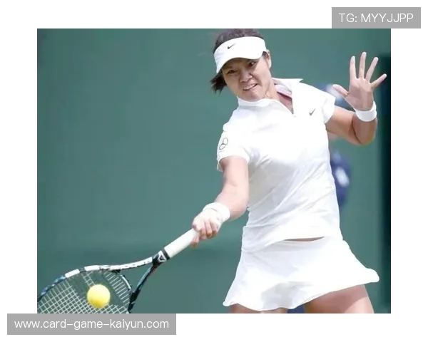 网球选手击球打中摄影师！赶紧道歉