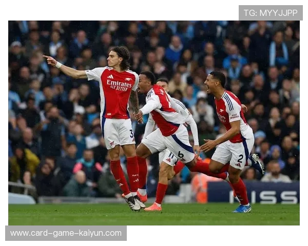 英超曼城角球战术再现，门前头球破网