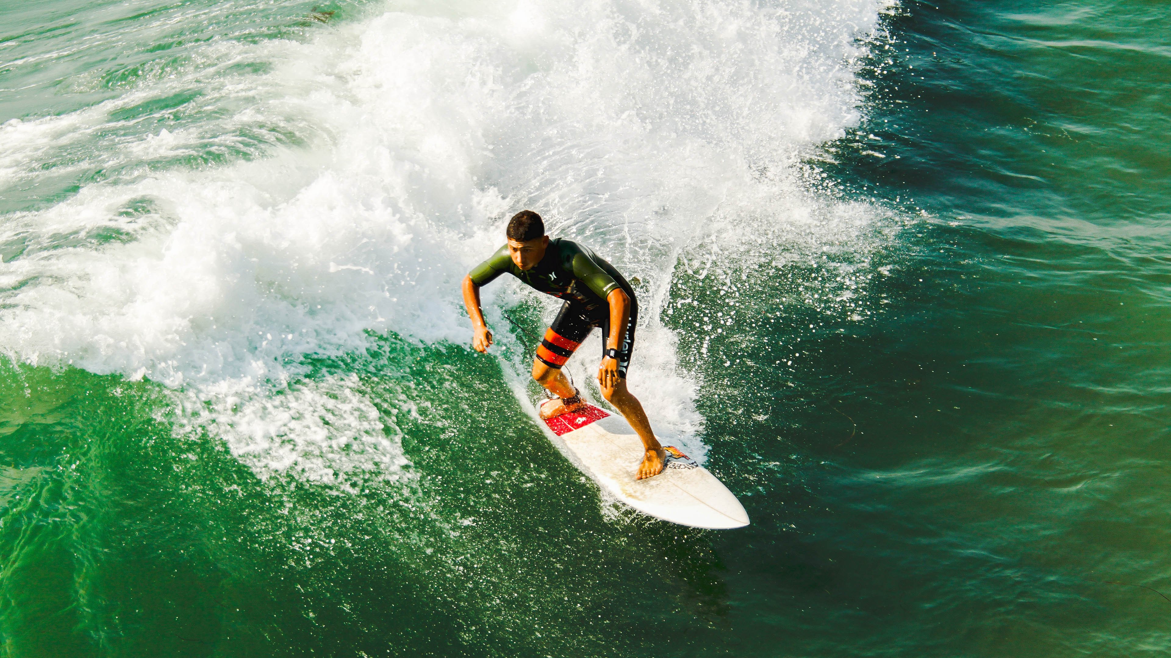 环湖自行车公开赛 蓝天碧水间上演高速较量